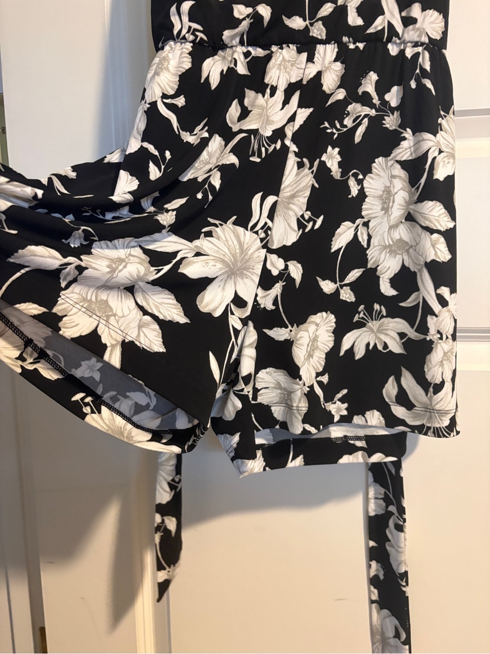 White House Black Market Black White Floral Ruffle Romper Size 6 - Picture 5 of 8